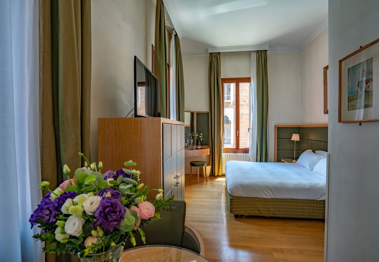 Zimmeranmietung in Venedig - Double Canal View with Balcony