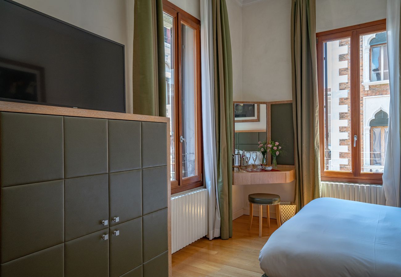 Chambres d'hôtes à Venise - Double Canal View with Balcony