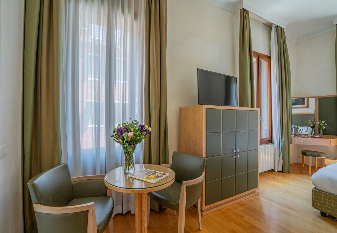 Chambres d'hôtes à Venise - Double Canal View with Balcony