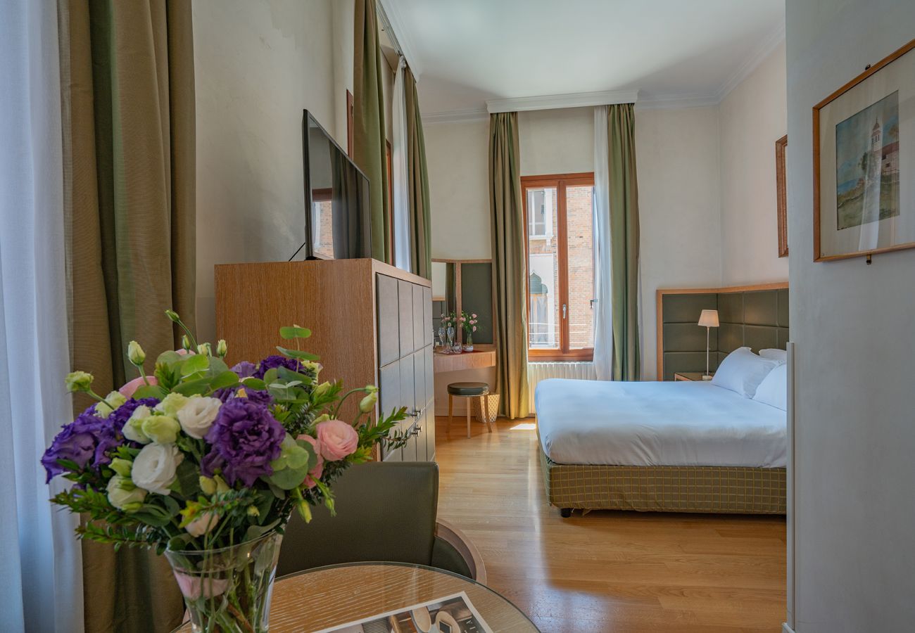 Chambres d'hôtes à Venise - Double Canal View with Balcony