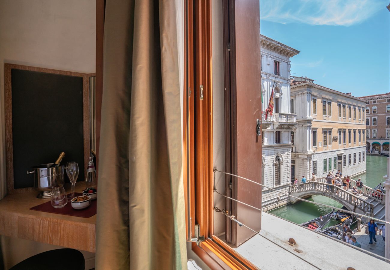 Chambres d'hôtes à Venise - Double Canal View with Balcony