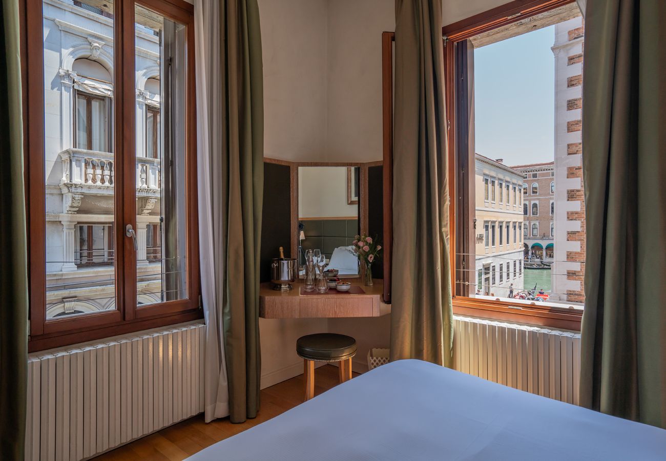 Rent by room in Venice - Double Canal View with Balcony