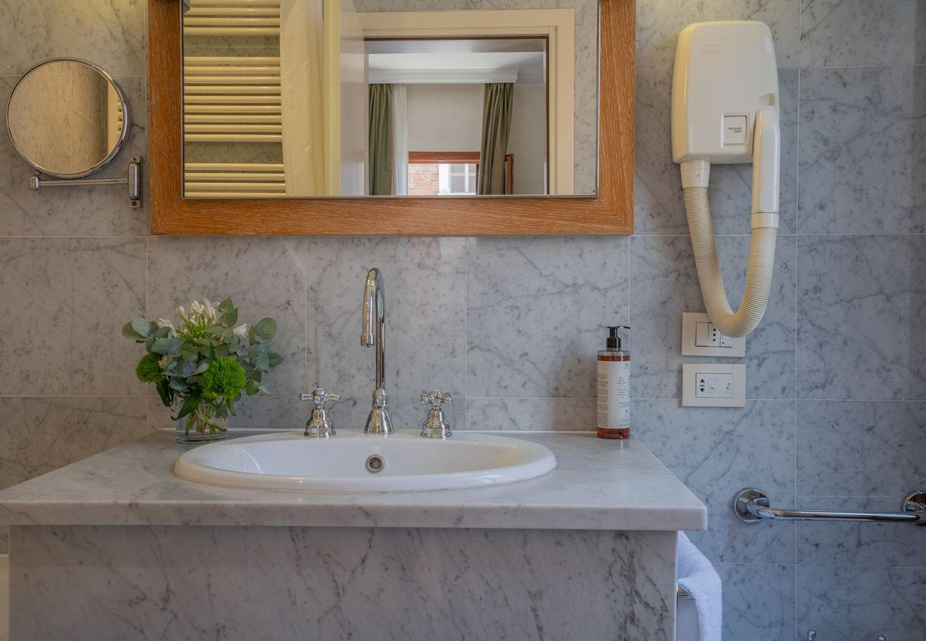 Rent by room in Venice - Double Canal View 3 