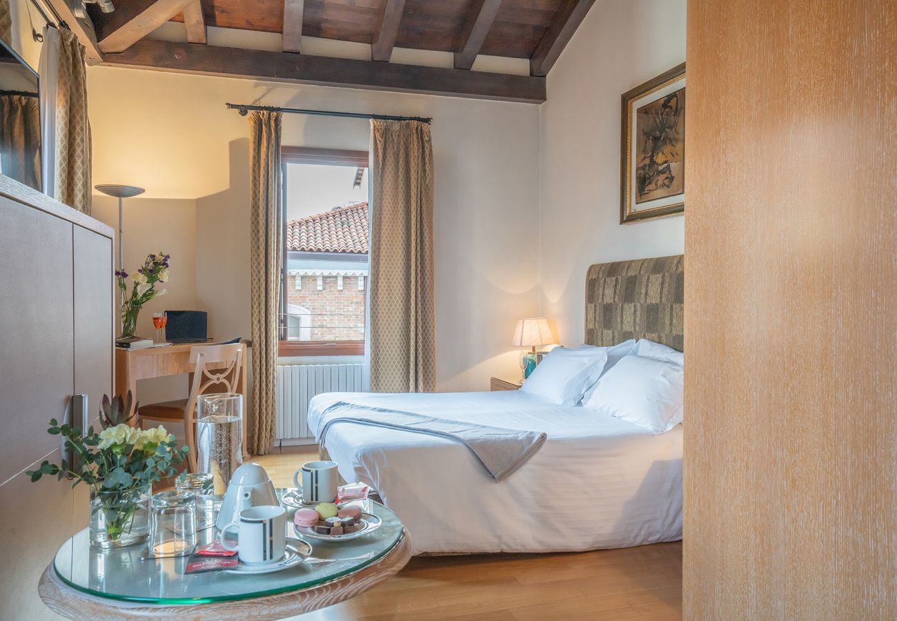 Rent by room in Venice - Double Canal View 3 